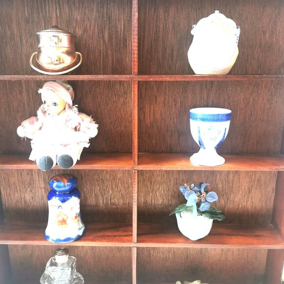 1960s Solid Wood Curio Cabinet w/ Teardrop Brass Pull AND 8 Vintage Knick-Knacks - Picture 7 of 13